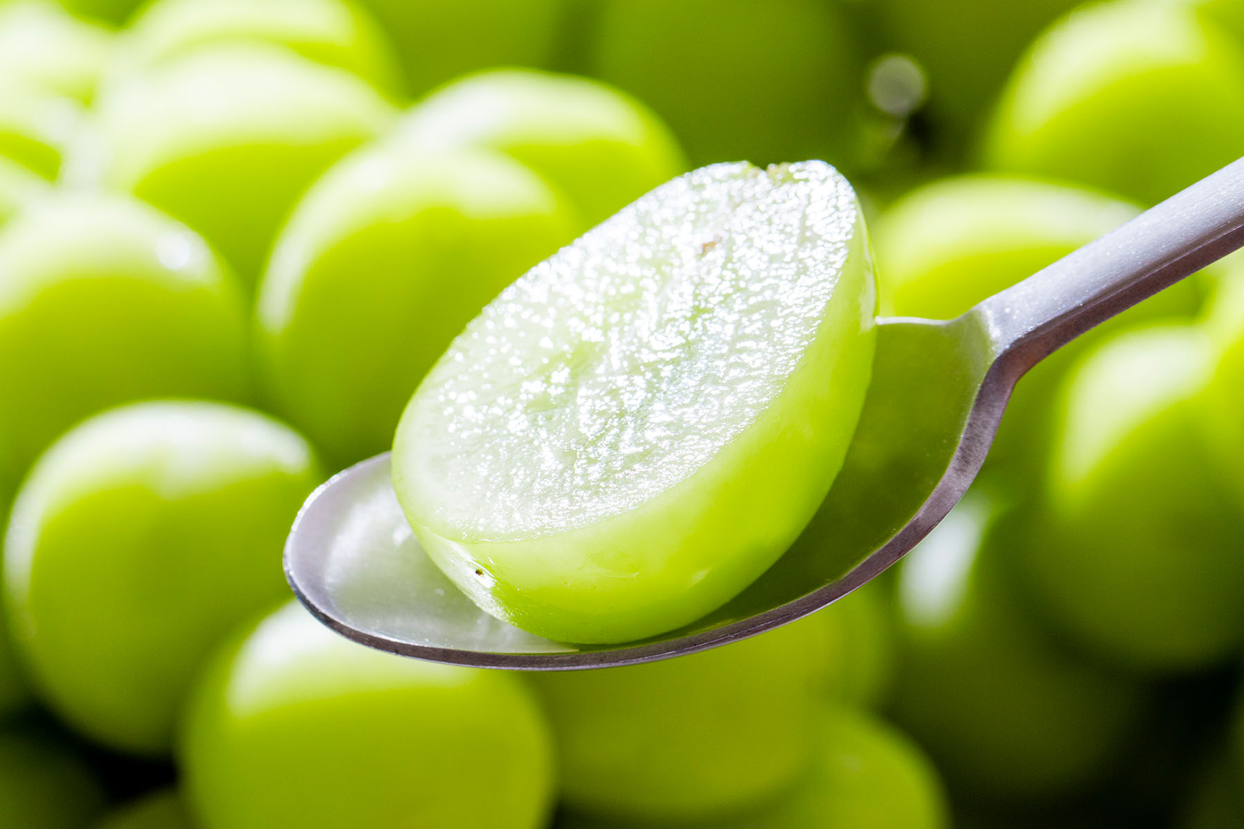 種なしでお手軽に！パリッと皮ごと食べられる高級品シャインマスカット。