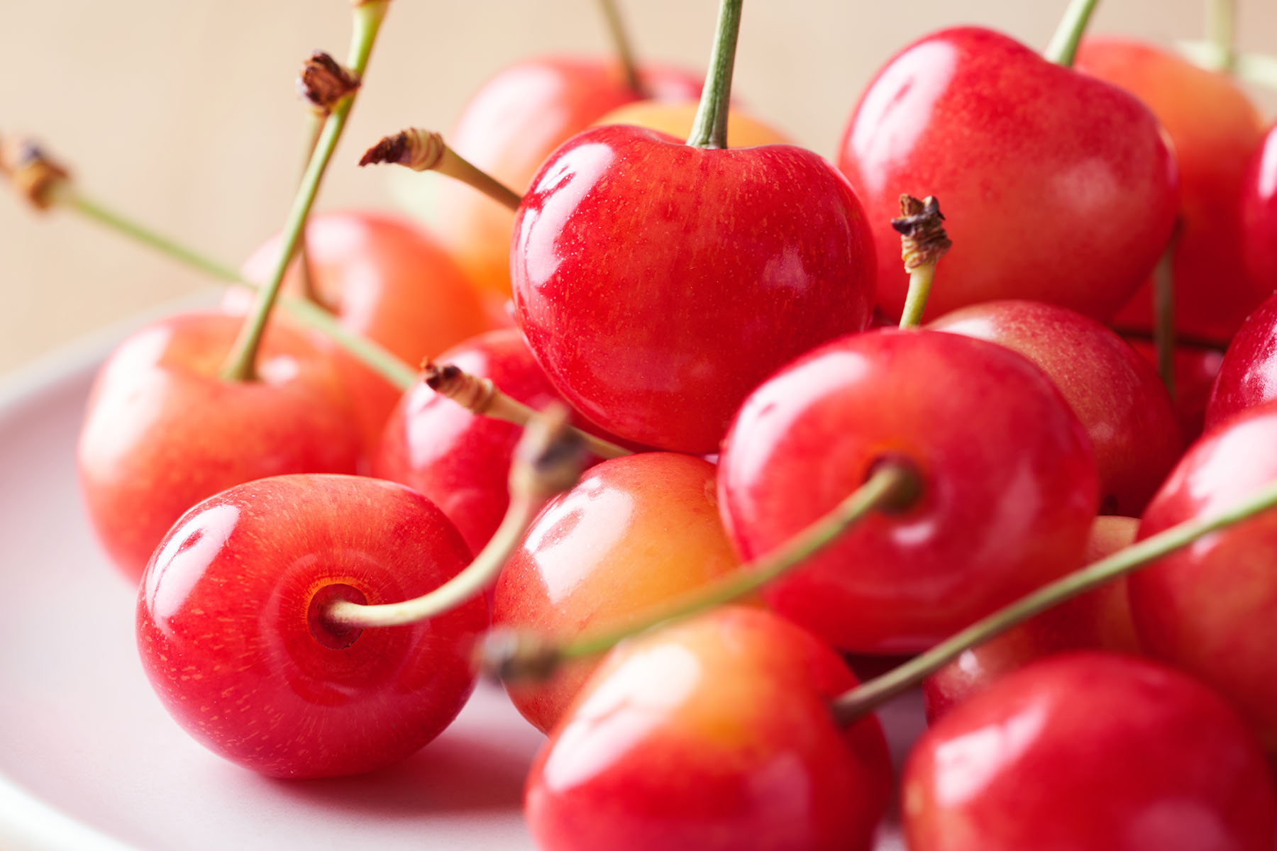 一粒で黄金体験。大粒で鮮やかなルビー色から果汁が溢れ出します。